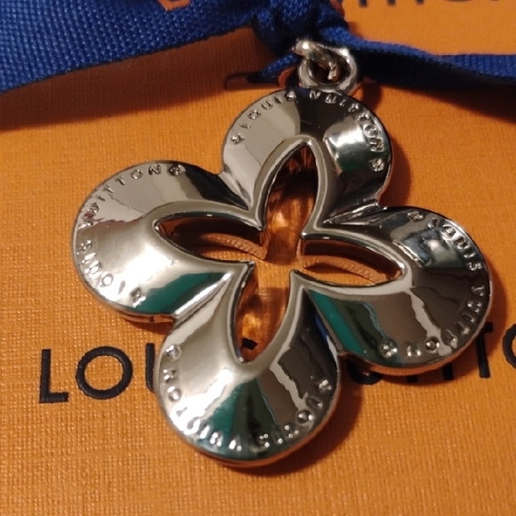 Louis Vuitton-"Limited Edition" Double Sided Clover Logo Charm-Pendant(Silver🩶) - Picture 1 of 5